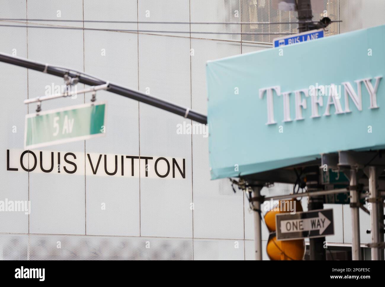 New York, Stati Uniti. 22nd Mar, 2023. Le indicazioni per i negozi al dettaglio Louis Vuitton e Tiffany si trovano sulla Fifth Avenue a New York City mercoledì 22 marzo 2023. Foto di John Angelillo/UPI Credit: UPI/Alamy Live News Foto Stock