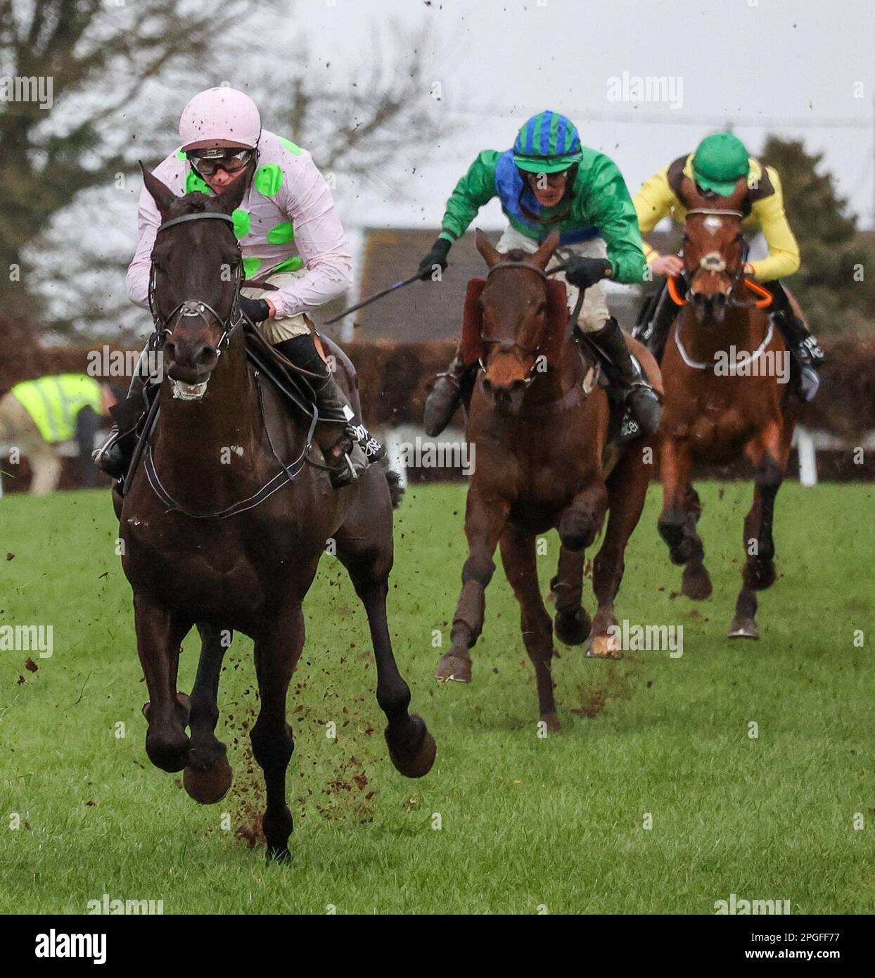 2023 km circa dal Royal Racecourse Lisburn, Irlanda del Nord. 17 Mar 2023. Bluegrass Stamm 30 Chase. Race Horse Burrows Saint (2) guidato da Jockey Conor McNamara e addestrato da W P Mullins. Foto Stock