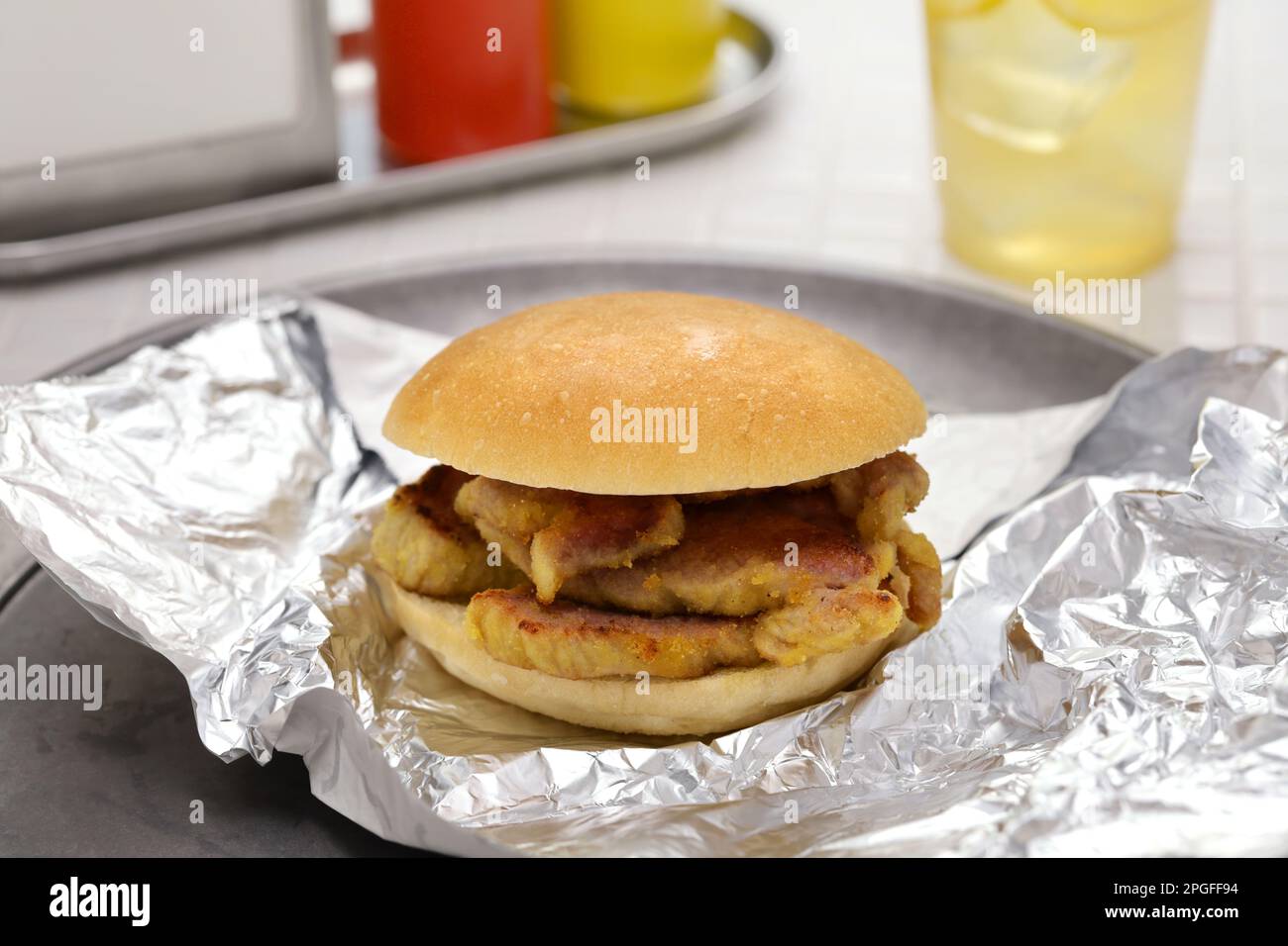 Panino con pancetta e peperoni fatti in casa, il piatto caratteristico di Toronto Foto Stock