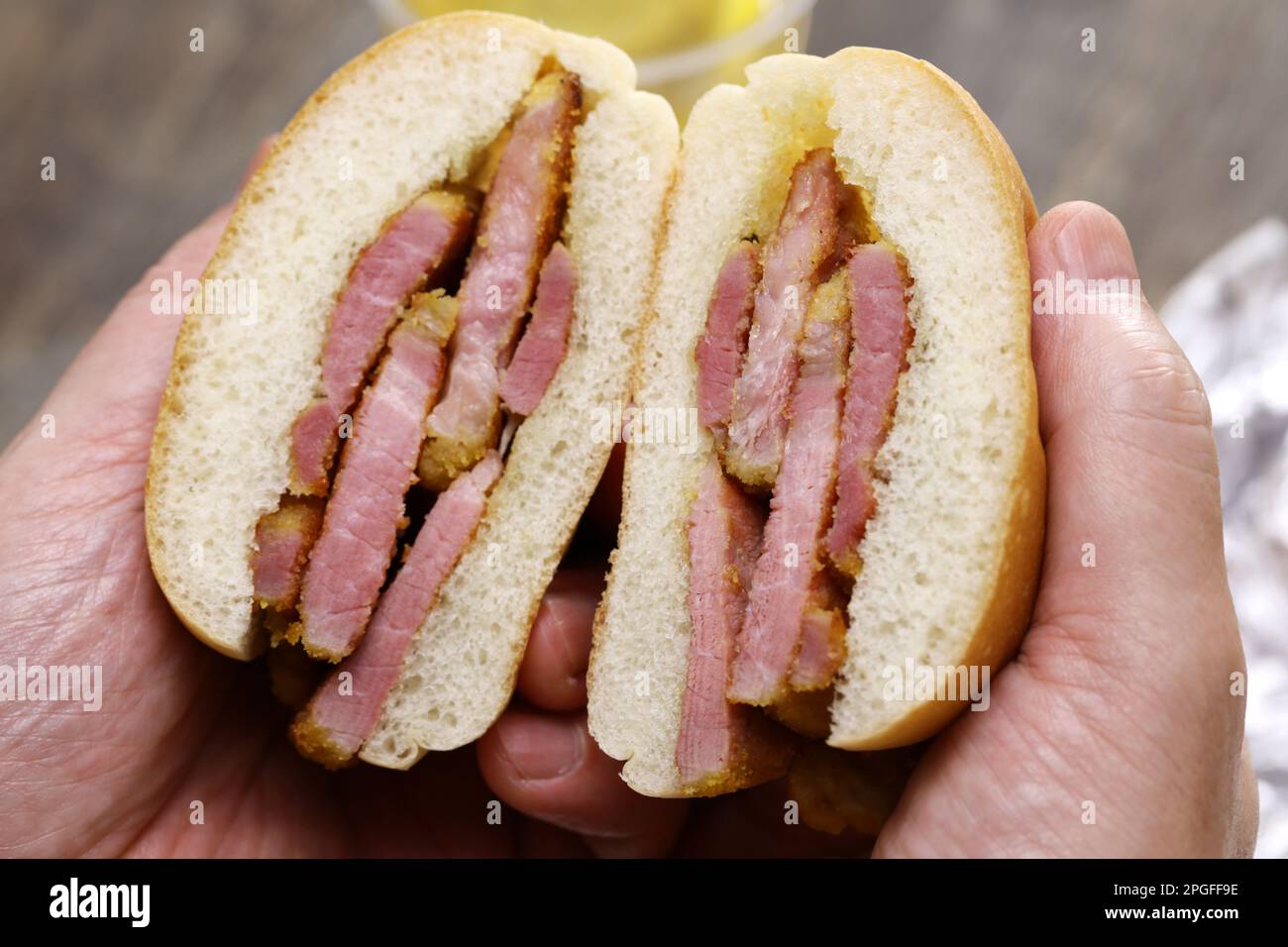 Panino con pancetta e peperoni fatti in casa, il piatto caratteristico di Toronto Foto Stock