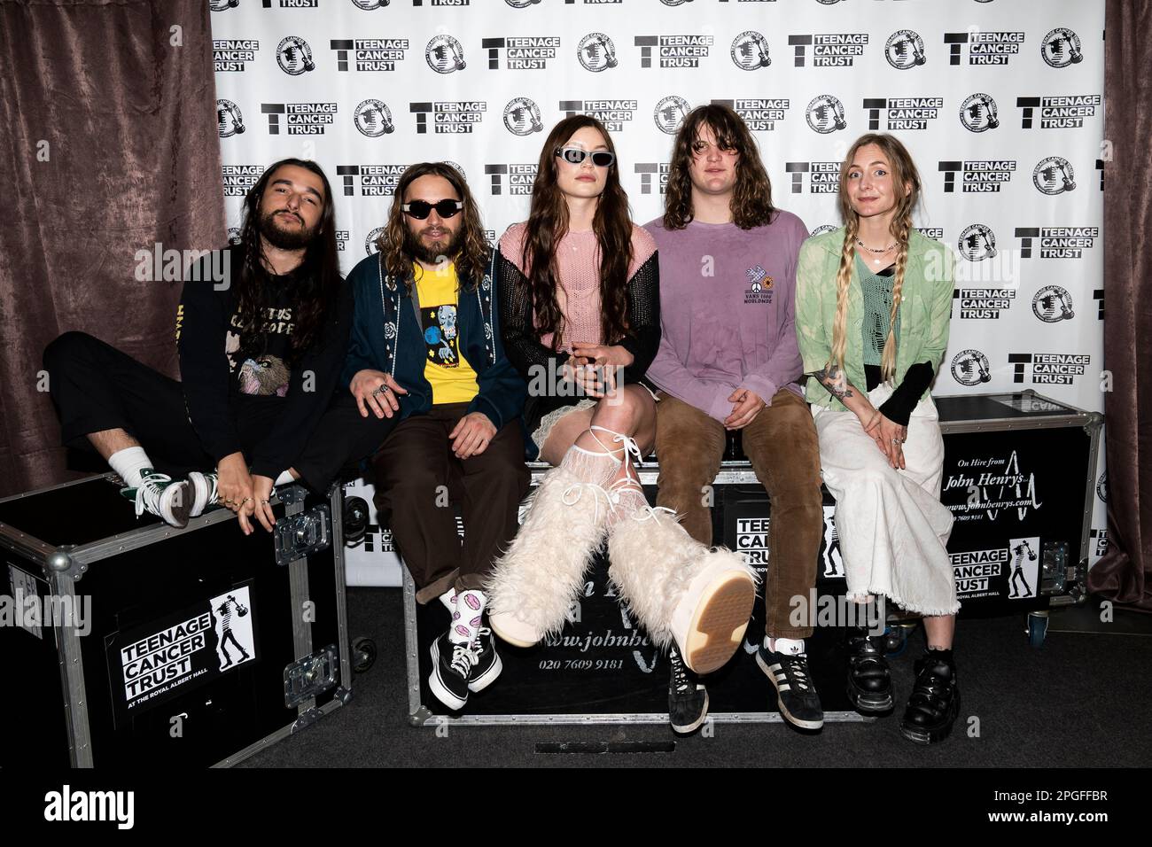 (Da sinistra a destra) Joshua Omead Mobaraki, Ellis Durand, Rhian Teasdale, Henry Holmes e Hester Chambers of Wet leg prima di entrare in scena per lo spettacolo Teenage Cancer Trust alla Royal Albert Hall, Londra. Data immagine: Mercoledì 22 marzo 2023. Foto Stock