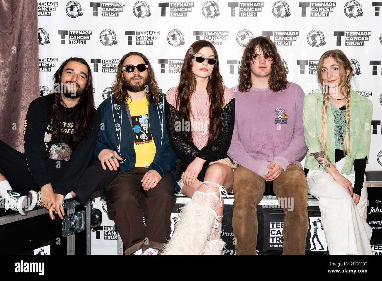 (Da sinistra a destra) Joshua Omead Mobaraki, Ellis Durand, Rhian Teasdale, Henry Holmes e Hester Chambers of Wet leg prima di entrare in scena per lo spettacolo Teenage Cancer Trust alla Royal Albert Hall, Londra. Data immagine: Mercoledì 22 marzo 2023. Foto Stock