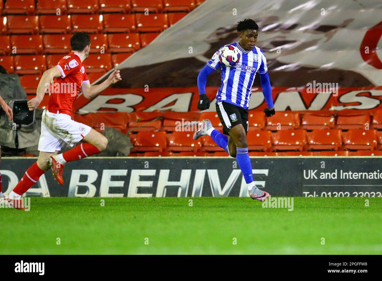 Oakwell Stadium, Barnsley, Inghilterra - 21st marzo 2023 Fisayo DELE-Bashiru (17) di Sheffield Mercoledì fare una corsa per gol - durante il gioco Barnsley contro Sheffield Mercoledì, Sky Bet League One, 2022/23, Oakwell Stadium, Barnsley, Inghilterra - 21st marzo 2023 Credit: Arthur Haigh/WhiteRosePhotos/Alamy Live News Foto Stock