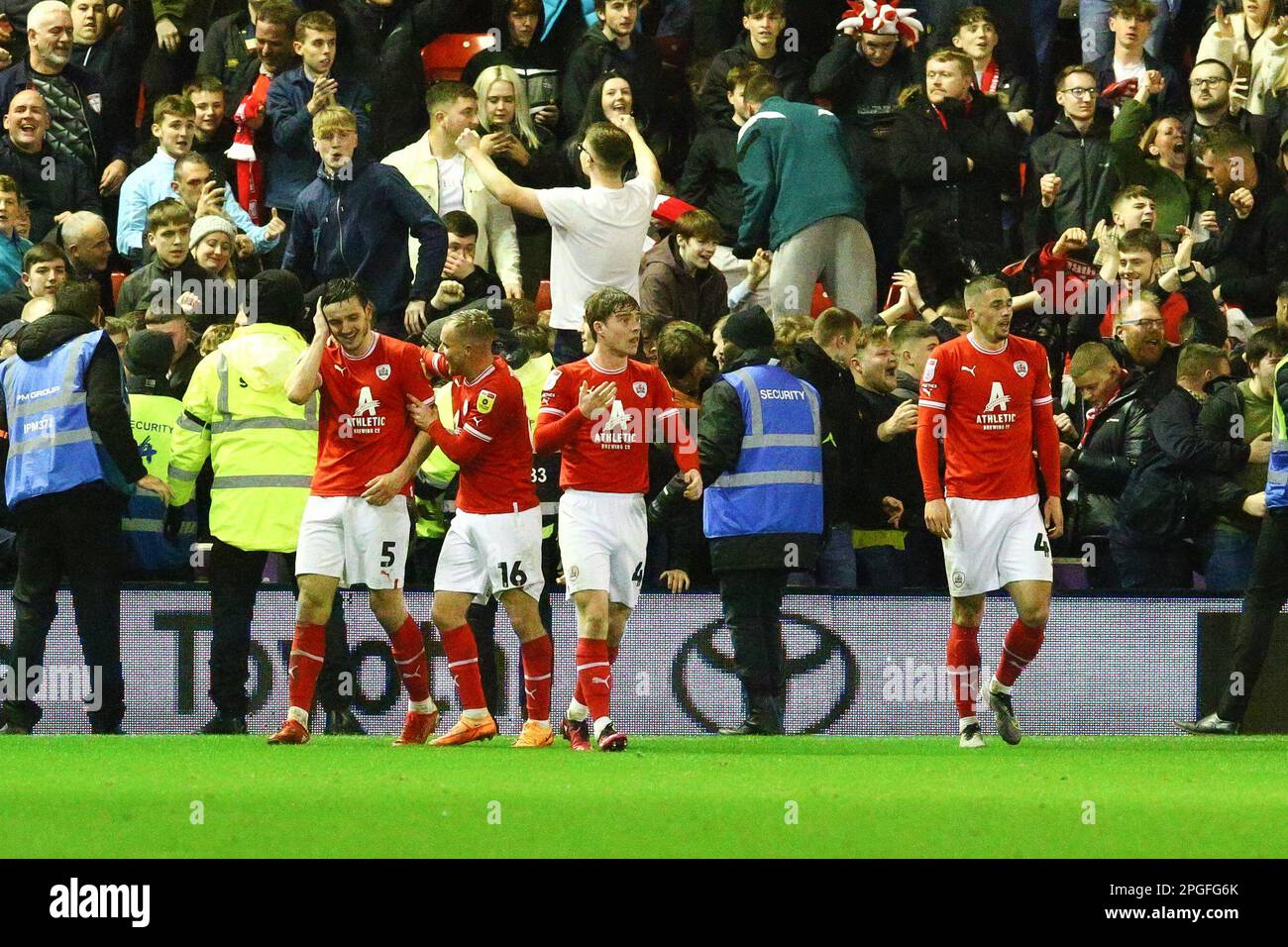 Oakwell Stadium, Barnsley, Inghilterra - 21st marzo 2023 i giocatori di Barnsley festeggiano con Liam Kitching (5) dopo aver segnato lì 4th gol - durante il gioco Barnsley v Sheffield Mercoledì, Sky Bet League One, 2022/23, Oakwell Stadium, Barnsley, Inghilterra - 21st marzo 2023 Credit: Arthur Haigh/WhiteRosePhotos/Alamy Live News Foto Stock