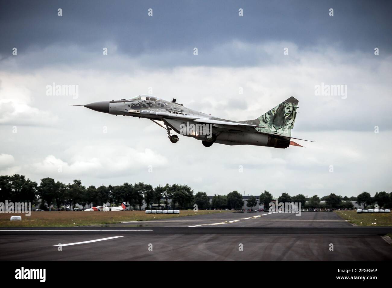 Volo da caccia MIG-29 Fulcrum della forza aerea slovacca che parte dalla base aerea Gilze-Rijen, Paesi Bassi - 20 giugno 2014 Foto Stock