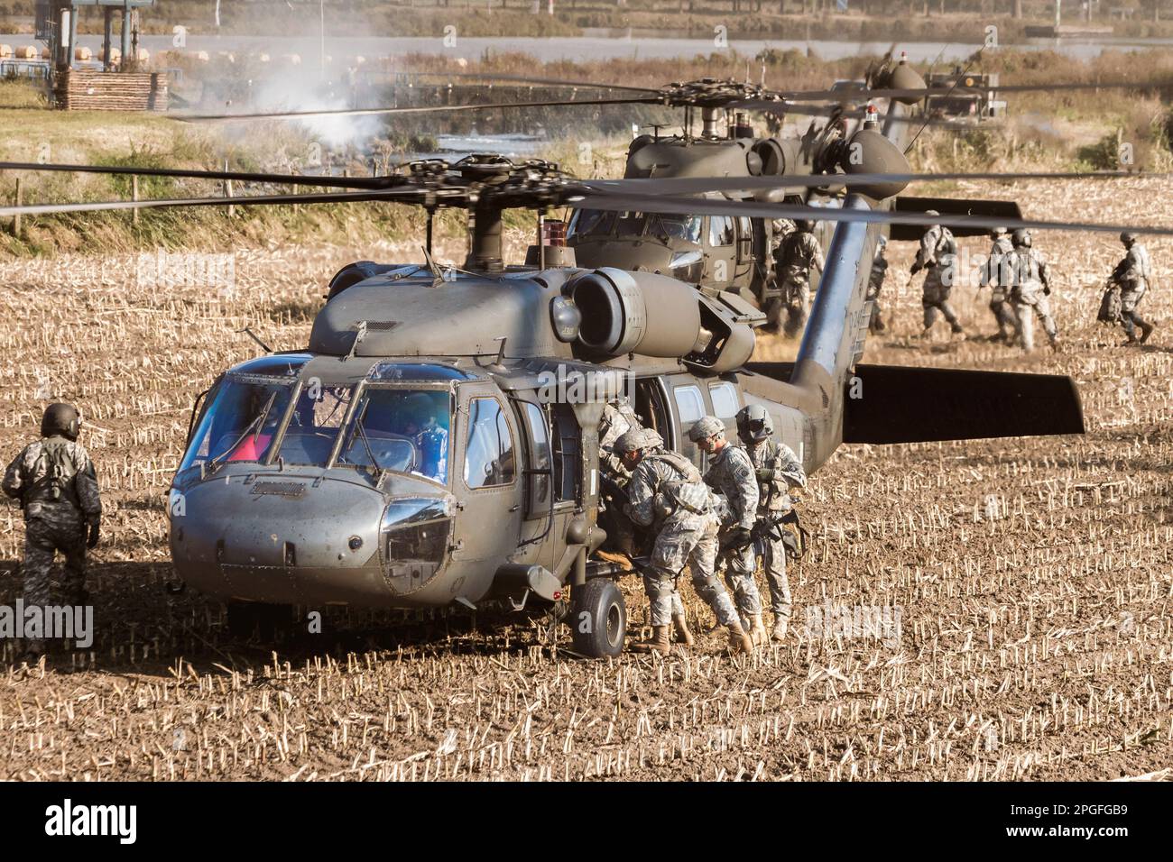 82nd soldati di fanteria della Divisione Airborne entrano negli elicotteri US Army UH-60 Blackhawk durante l'esercizio Operation Market Garden Memorial. Tomba, il Nether Foto Stock