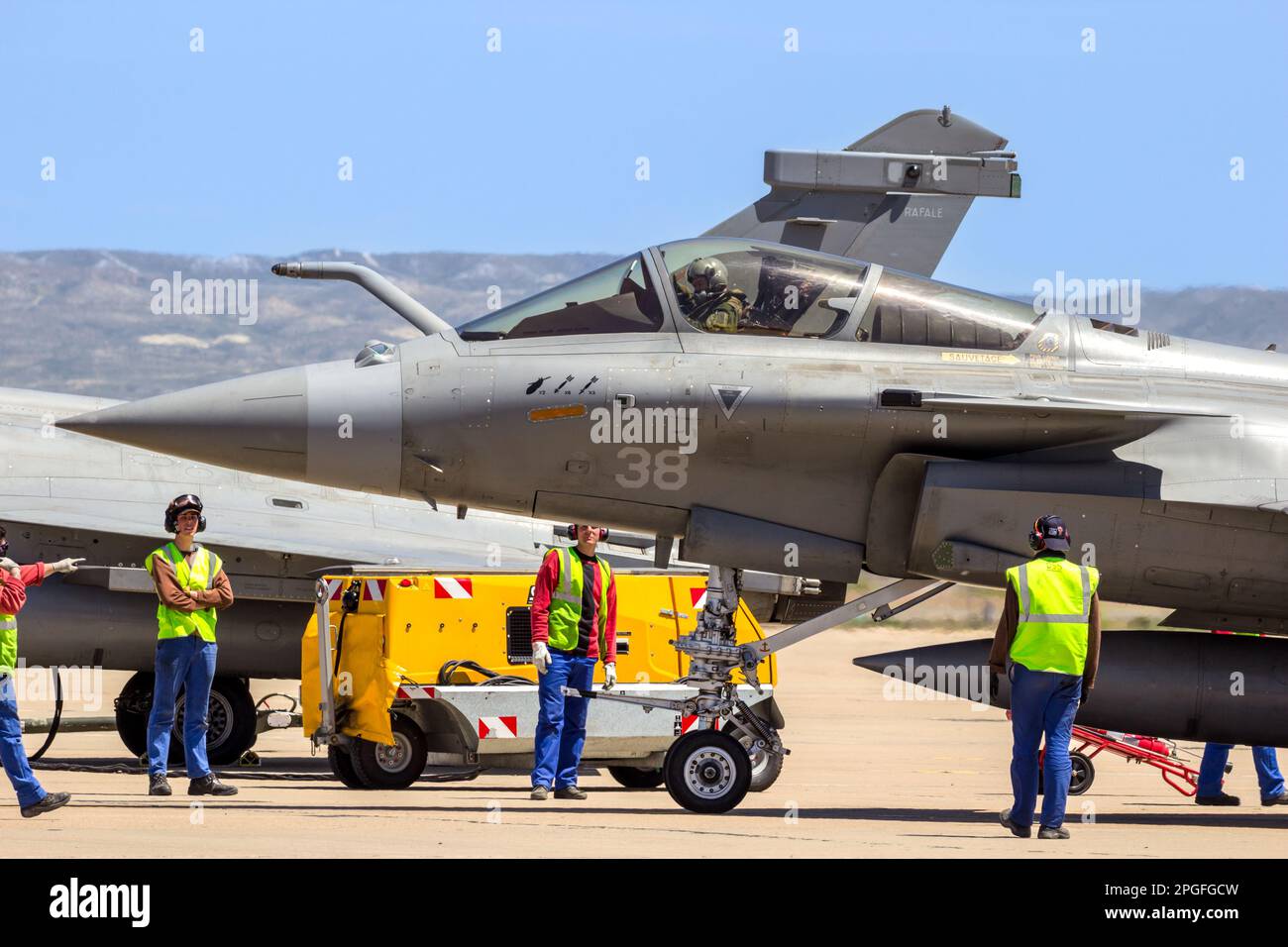 Navy francese Rafale caccia jet in preparazione sul tarmac di Zaragoza Air base. Saragozza, Spagna - 20 maggio 2016 Foto Stock