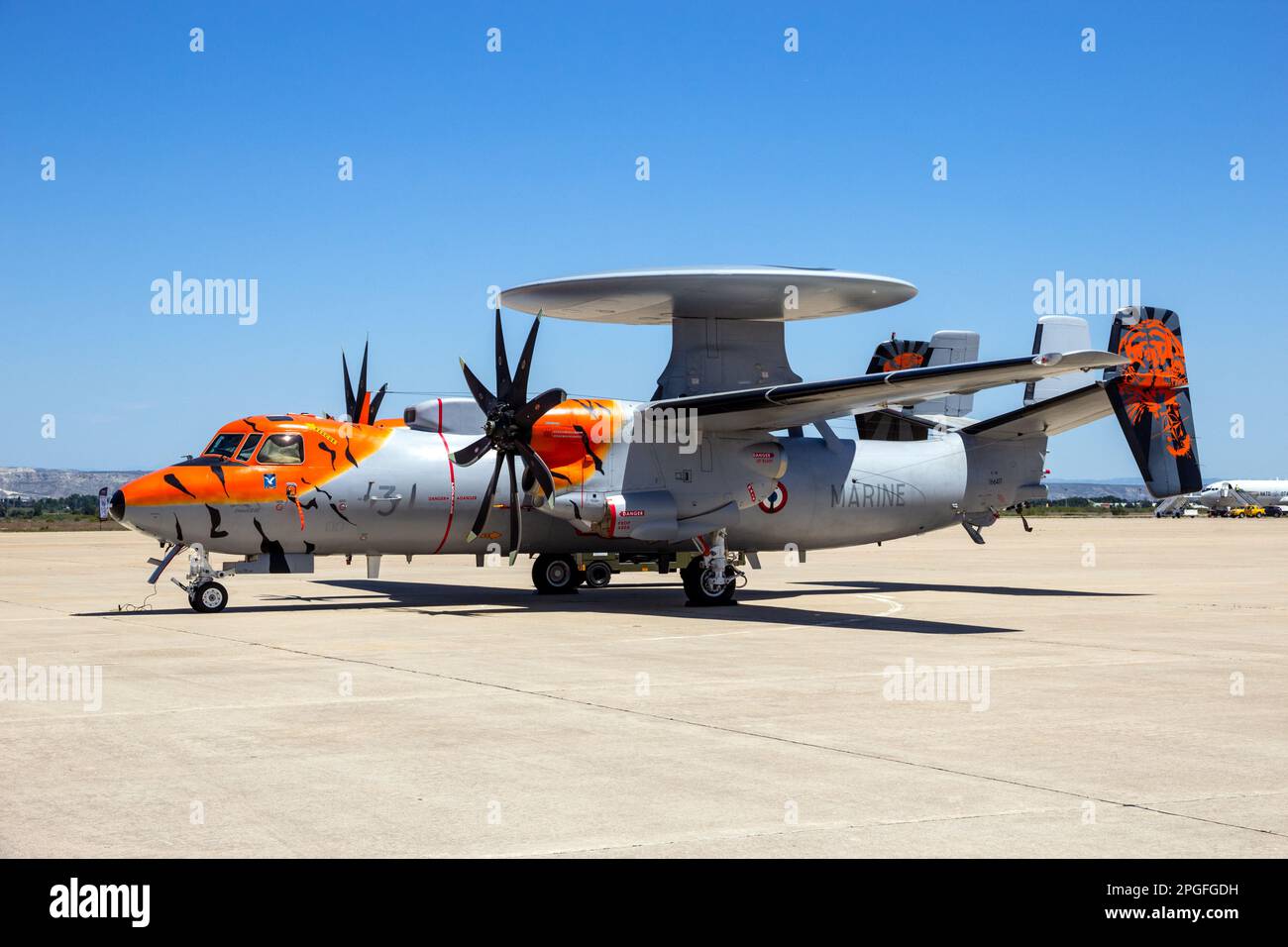 Speciale piano radar della marina francese Northrop Grumman e-2C Hawkeye dipinto sull'asfalto della base aerea di Saragozza. Saragozza, Spagna - 20 maggio 2016 Foto Stock
