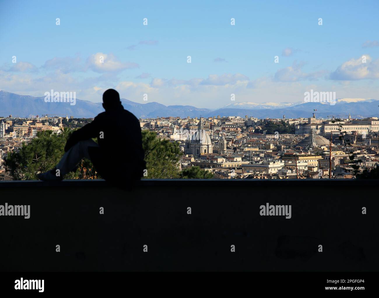 Guardando Roma dall'alto con una silhouette di una persona posteriore irriconoscibile, Roma, Italia Foto Stock