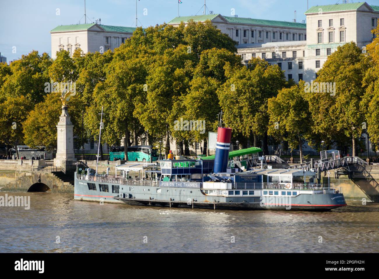 Il castello di Tattersall (Pub sul Tamigi) ormeggiato dal Victoria Embankment, con il Ministero della Difesa principale edificio sullo sfondo, Londra, Regno Unito Foto Stock