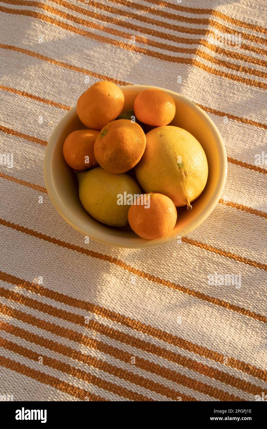 Ciotola di agrumi su tovaglia di lino Foto Stock