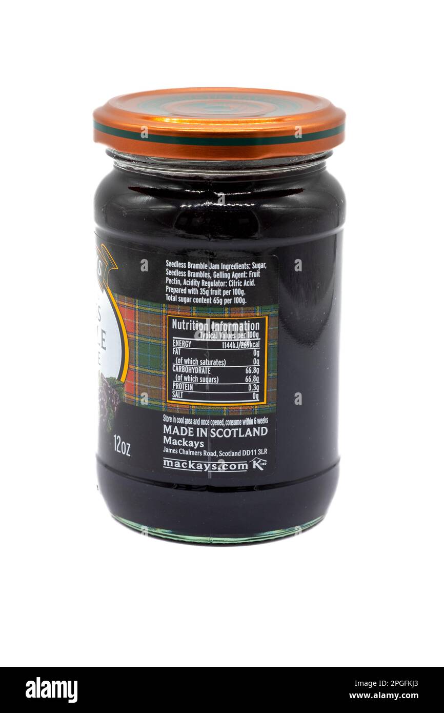 Irvine, Scozia, Regno Unito - 02 febbraio 2023: Bramble Preserve o marmellata senza semi di marca Mackays in un vaso di vetro e coperchio metallico completamente riciclabile e. Foto Stock
