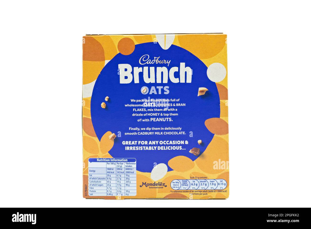 Irvine, Scozia, UK-March 12, 2023: Barra brunch di arachidi al cioccolato a marchio Cadbury in una scatola di cartone riciclabile e con grafica e inf Foto Stock