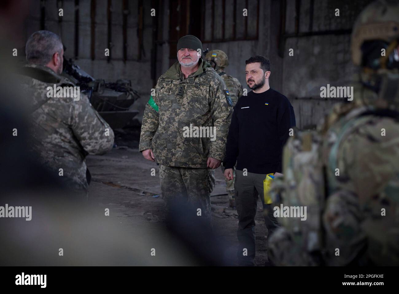 Bakhmut, Ucraina. 22nd Mar, 2023. Il presidente ucraino Volodymyr Zelenskyy, a destra, si pone con un soldato durante una visita in prima linea nella regione di Donetsk, 22 marzo 2023 a Bakhmut, Ucraina. Credit: Foto piscina/Ufficio stampa presidenziale ucraino/Alamy Live News Foto Stock