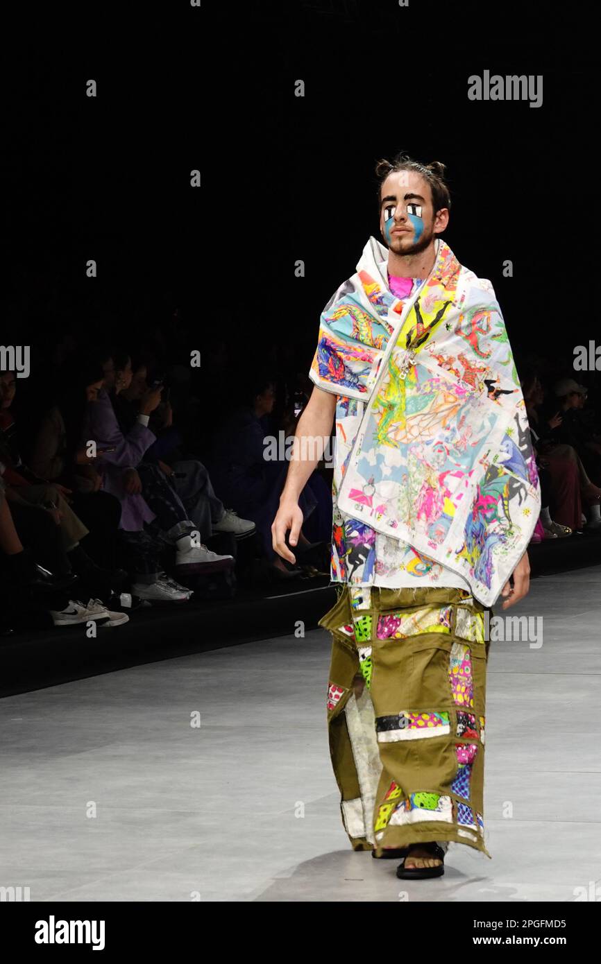 (230322) -- TEL AVIV, 22 marzo 2023 (Xinhua) -- Un modello presenta una creazione fatta di vestiti di seconda mano e materiali scartati durante la settimana della moda di Tel Aviv, a Tel Aviv, Israele, il 19 marzo 2023. Stracci, lattine, involucro di plastica sbiadito . I capi di abbigliamento casalinghi hanno fatto un debutto accattivante sulla passerella della Tel Aviv Fashion Week di Israele, con l'evento di quest'anno che ha messo in luce la moda sostenibile. La settimana annuale della moda si è conclusa mercoledì, ma la discussione sulla moda sostenibile è lungi dall’essere conclusa. Qui, nel centro economico e hi-tech di Israele, la moda va oltre la bellezza e la delicatezza Foto Stock