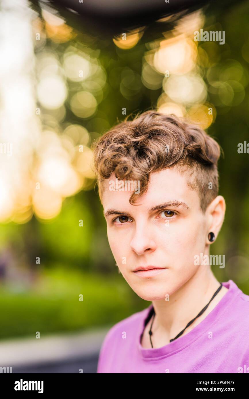 Espressione di genere trans lifestyle non binaria androgina portraint headshot. diversità hipanic Foto Stock
