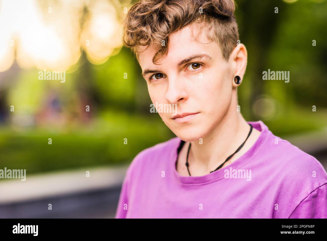 Espressione di genere trans lifestyle non binaria androgina portraint headshot. diversità hipanic Foto Stock