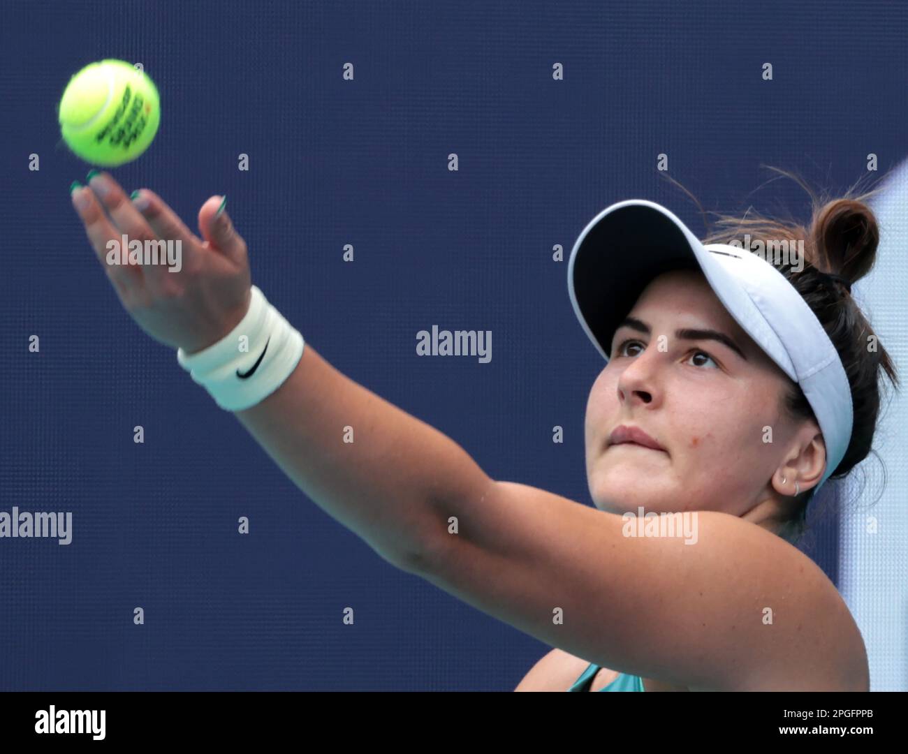 Miami Gardens, Stati Uniti. 22nd Mar, 2023. Bianca Andreescu dal Canada serve a Emma Raducanu dalla Gran Bretagna nel primo set il giorno di apertura del Miami Open nell'Hard Rock Stadium di Miami Gardens, Florida, mercoledì 22 marzo 2023. Foto di Gary i Rothstein/UPI Credit: UPI/Alamy Live News Foto Stock