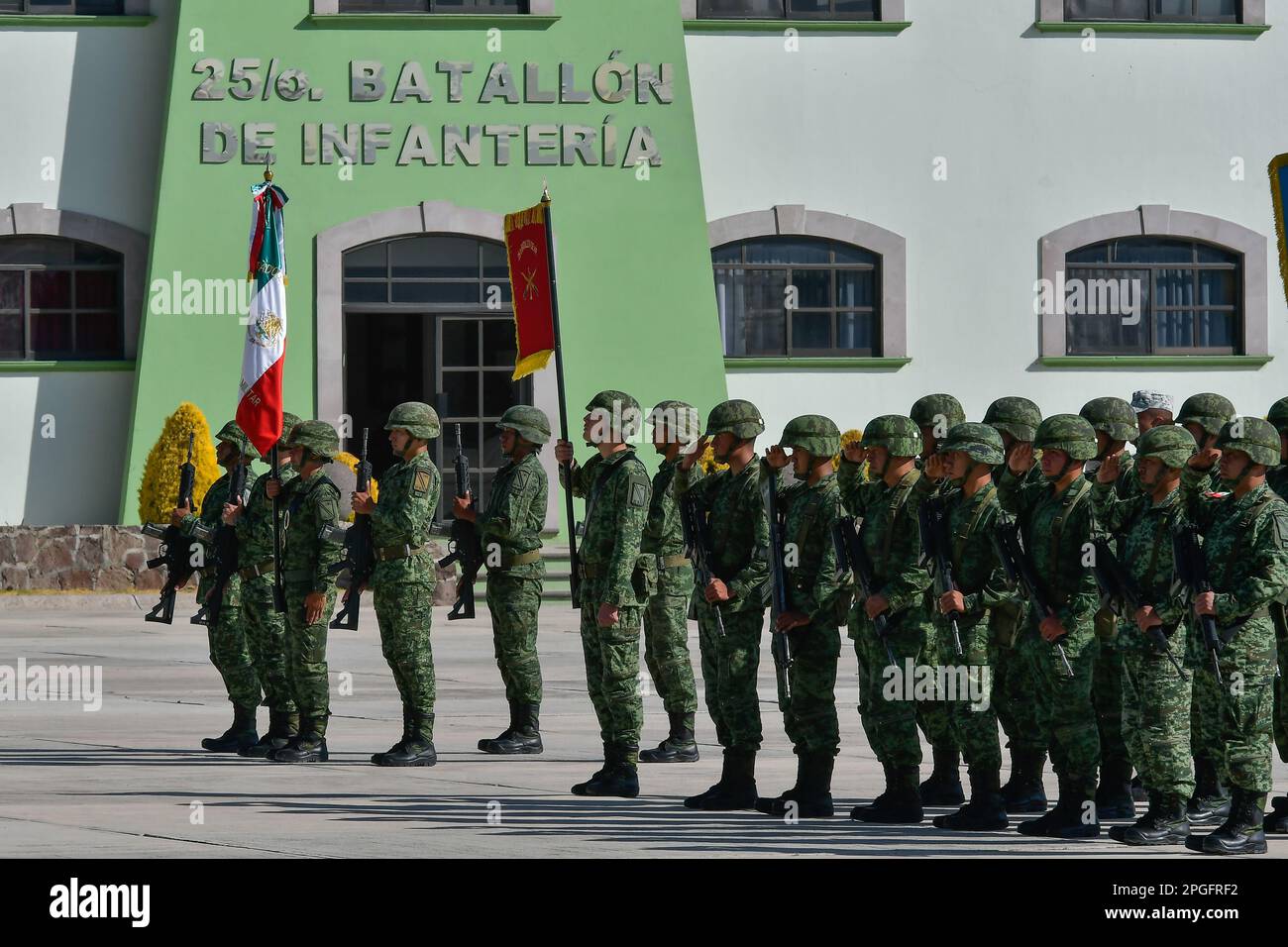 22 marzo 2023, RayÃ³n, Messico : l'esercito messicano della zona militare del 22nd distrusse 288 armi di piccolo calibro, 93 armi lunghe, 3472 munizioni e 102 riviste, che provenivano da sequestri da parte della criminalità organizzata ed erano state messe a disposizione del Ministero della Difesa Nazionale. Il 22 marzo 2023 a RayÃ³n, Messico. (Credit Image: © Arturo Hernandez/eyepix via ZUMA Press Wire) SOLO PER USO EDITORIALE! Non per USO commerciale! Foto Stock
