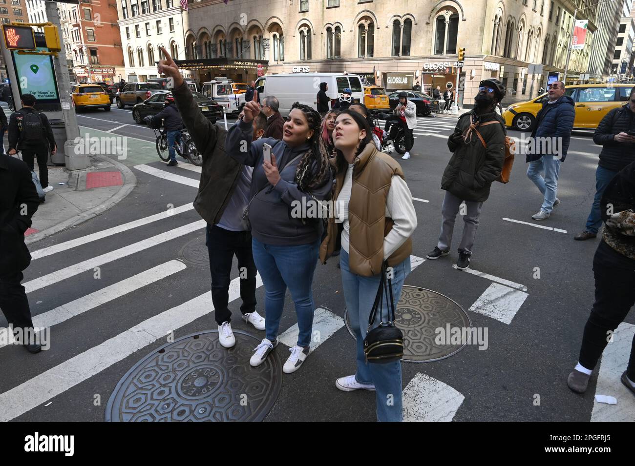New York, Stati Uniti. 22nd Mar, 2023. I pedoni guardano in su ad un alto edificio sulla 56th Street ovest dove un uomo identificato come Ian Mitchel stava minacciando di saltare da dopo che l'FBI ha servito un mandato di ricerca, New York, NY, 22 marzo 2023. Minacciando di saltare dal (stimato) 37th° piano di un alto edificio sulla West 56th Street, il team di risposta del NYPD ha chiuso la strada e configurato un airbag. (Foto di Anthony Behar/Sipa USA) Credit: Sipa USA/Alamy Live News Foto Stock