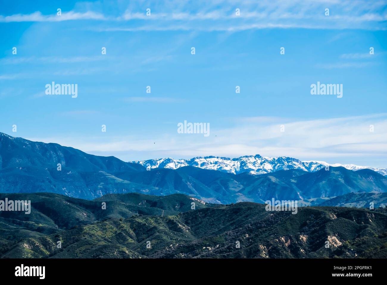 Le vette innevate delle montagne di Santa Ynez in inverno dopo un fiume atmosferico hanno portato enormi quantità di umidità nella zona. Foto Stock