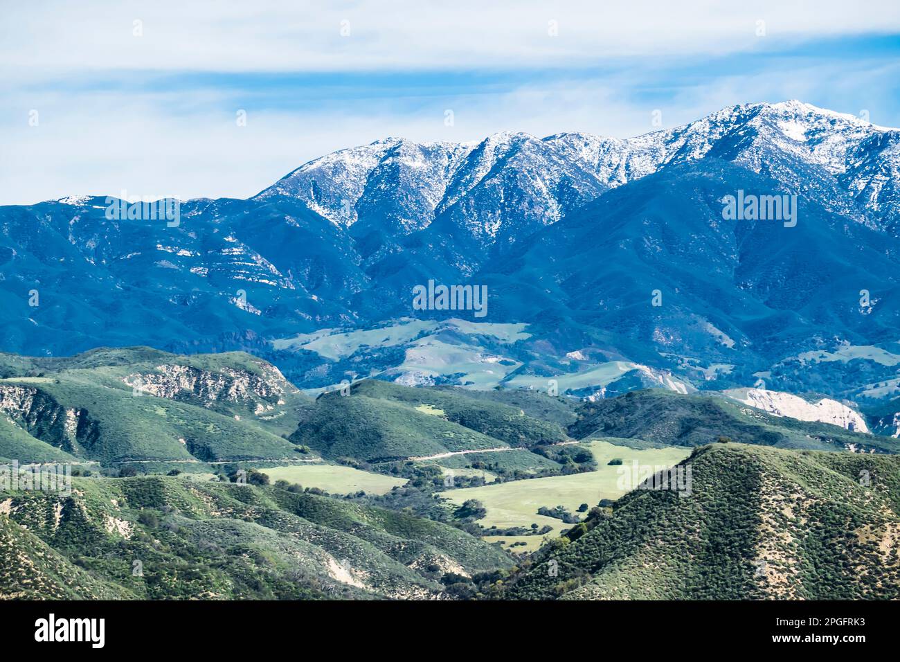 Le vette innevate delle montagne di Santa Ynez in inverno dopo un fiume atmosferico hanno portato enormi quantità di umidità nella zona. Foto Stock