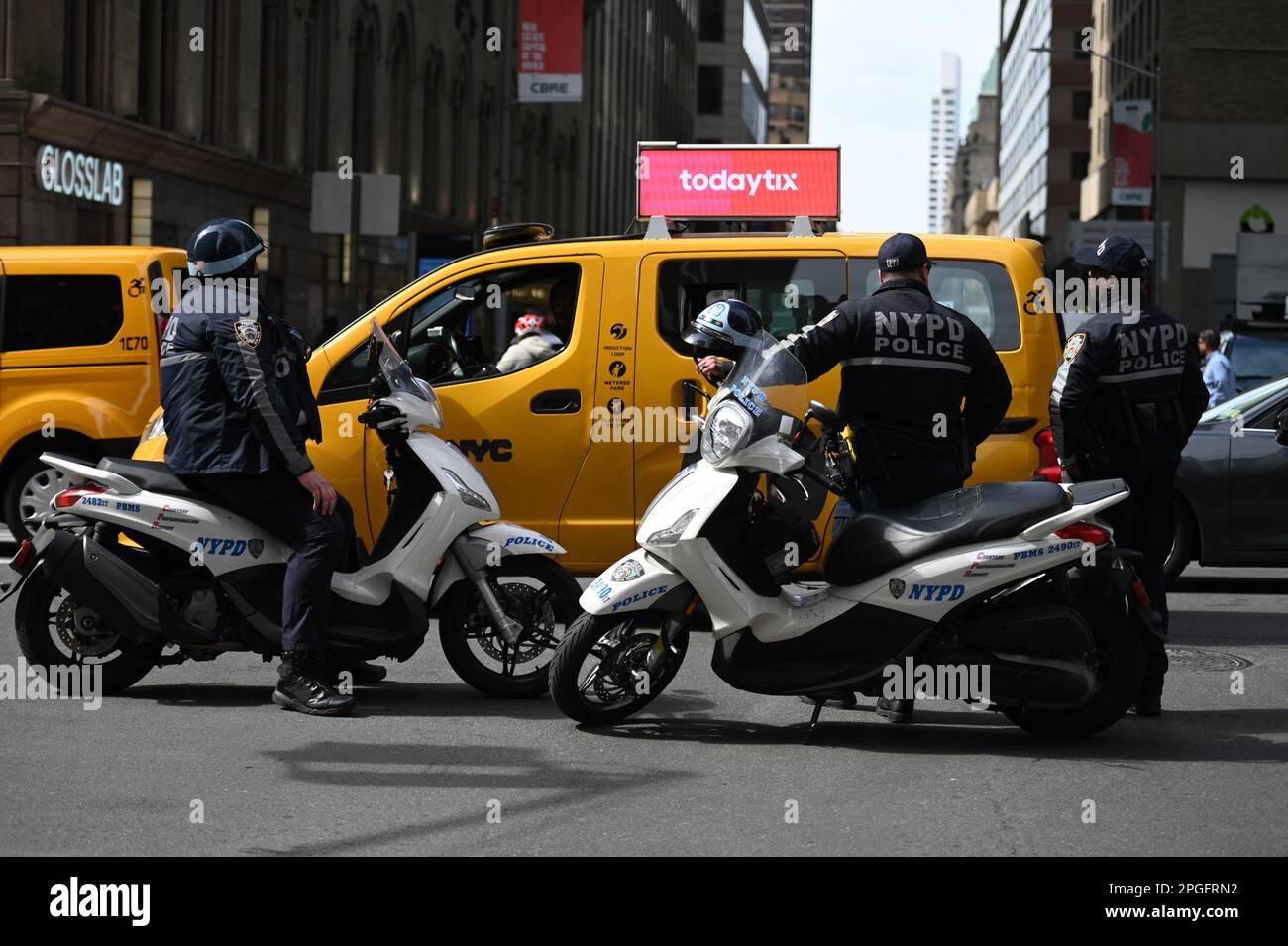 New York, Stati Uniti. 22nd Mar, 2023. NYPD blocca il flusso di traffico verso la 56th Street ovest, dove un uomo identificato come Ian Mitchel minacciava di saltare da dopo che l'FBI servì un mandato di ricerca, New York, NY, 22 marzo 2023. Minacciando di saltare dal (stimato) 37th° piano di un alto edificio sulla West 56th Street, il team di risposta del NYPD ha chiuso la strada e configurato un airbag. (Foto di Anthony Behar/Sipa USA) Credit: Sipa USA/Alamy Live News Foto Stock