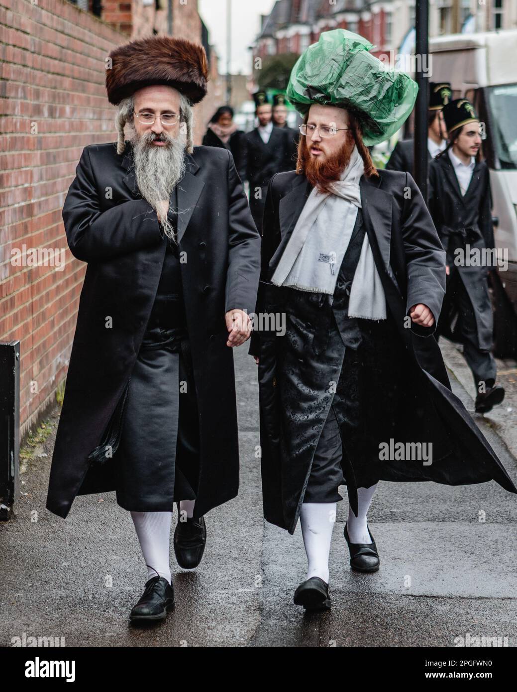 Anziani a Purim 2023 sulle strade di Stamford Hill nel nord di Londra. Foto Stock