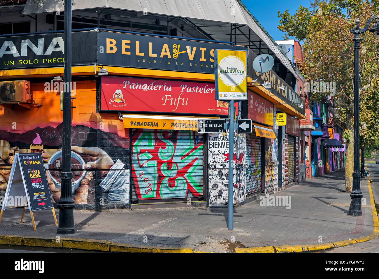 Street art nel quartiere bohémien Barrio Bellavista, Santiago, Cile Foto Stock