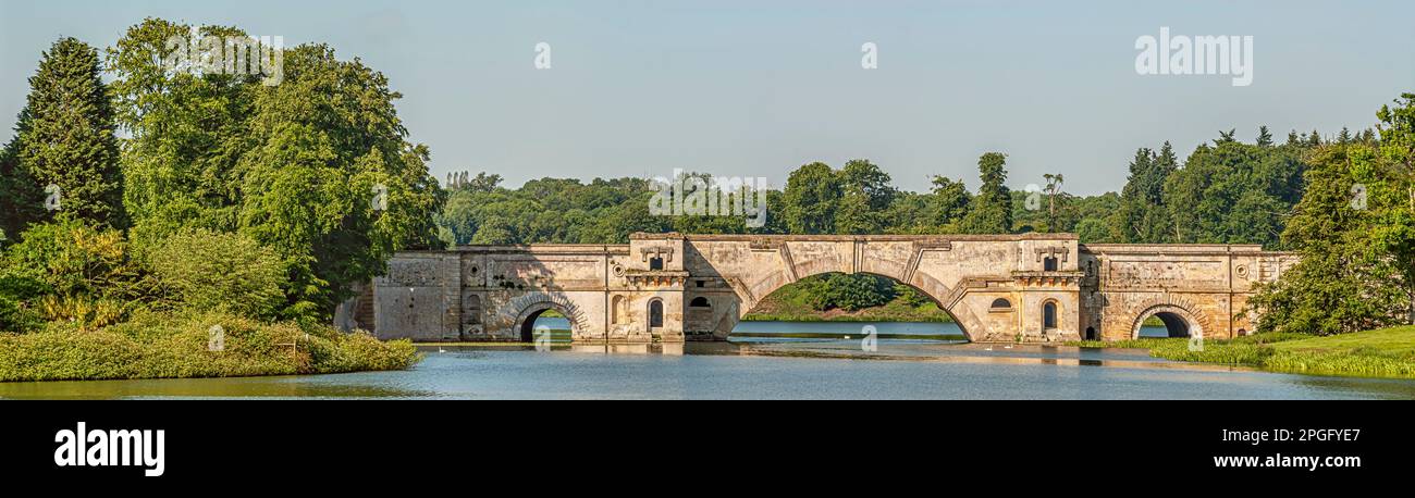 Vanbrugh's Grand Bridge attraverso il fiume Glyme vicino a Blenheim Palace, Oxford, Oxfordshire, Inghilterra, Regno Unito Foto Stock