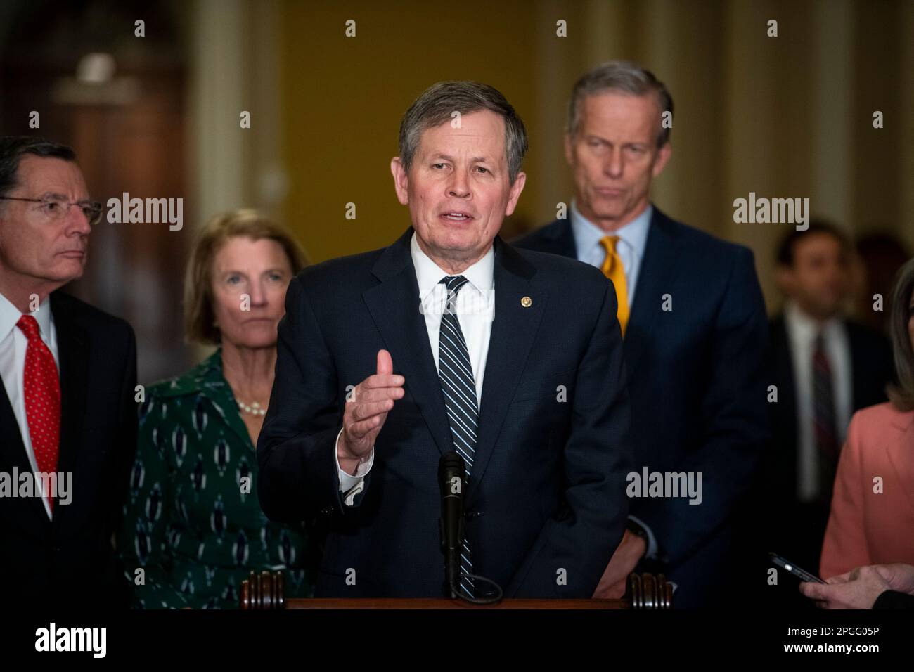 Il senatore degli Stati Uniti Steve Daines (repubblicano del Montana) offre osservazioni durante la conferenza stampa del pranzo politico del Senato Republicanâs, al Campidoglio degli Stati Uniti a Washington, DC, mercoledì 22 marzo 2023. Credito: Rod Lamkey/CNP Foto Stock