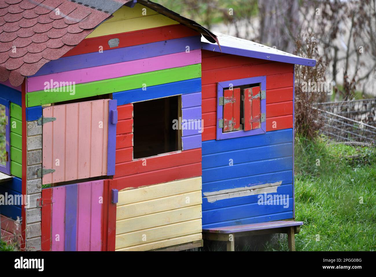 Casa giardino per bambini dipinta colorato Foto Stock