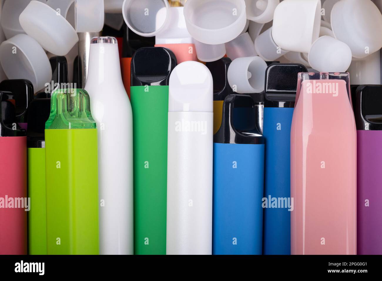 Concetto sintetico di nicotina. Varie sigarette elettroniche usa e getta. moderna alternativa fumatori, vaping e nicotina. Primo piano Foto Stock