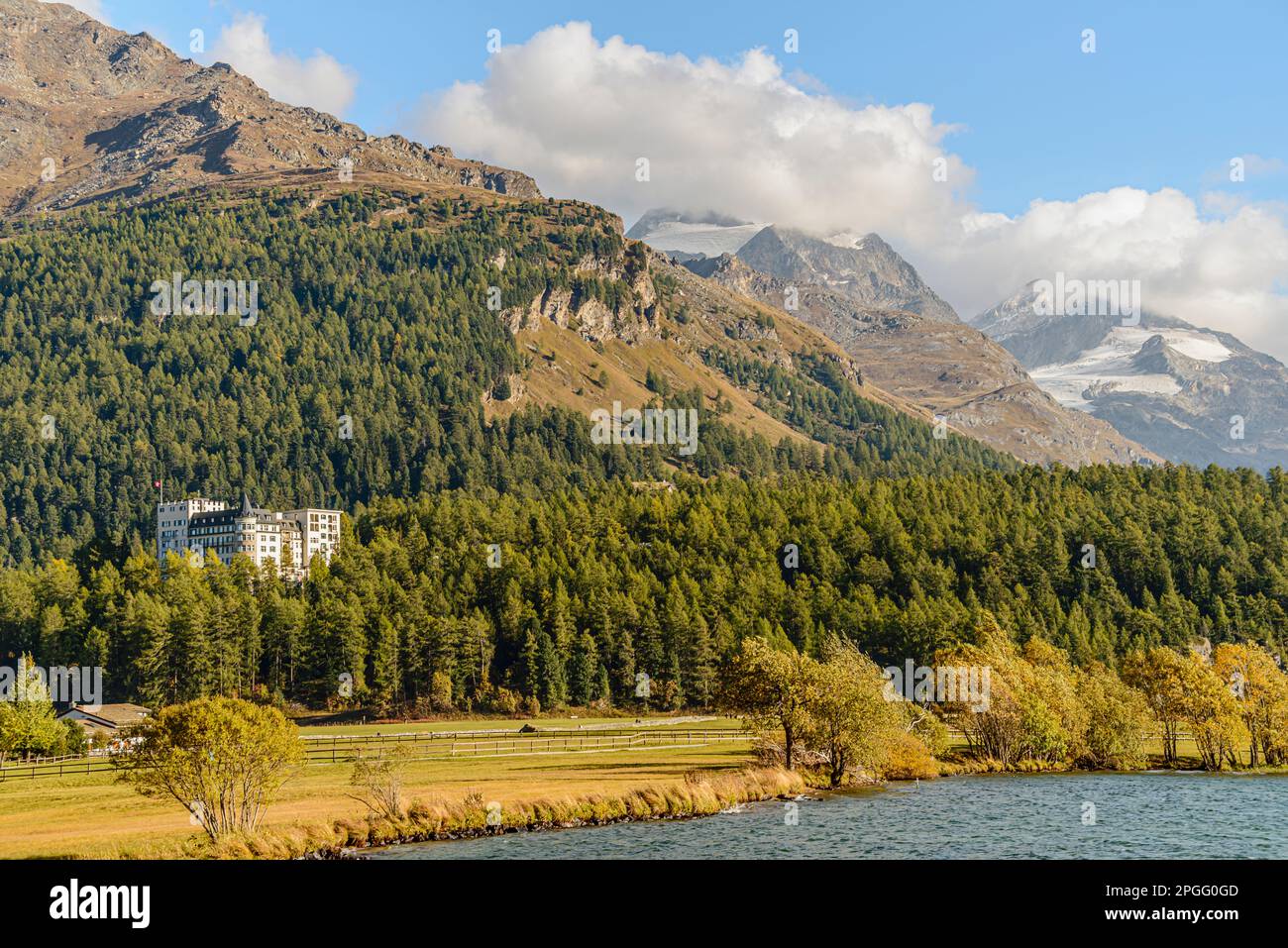 Waldhaus Hotel in un paesaggio montano panoramico, Sils-Maria, Svizzera Foto Stock