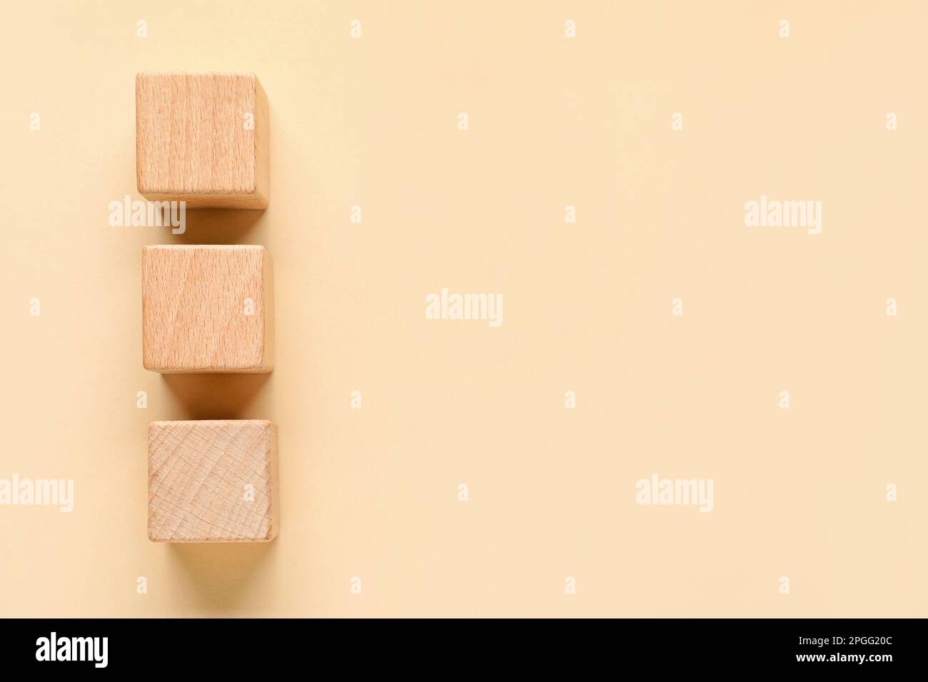 Cubi di legno con segni di spunta su sfondo beige Foto Stock