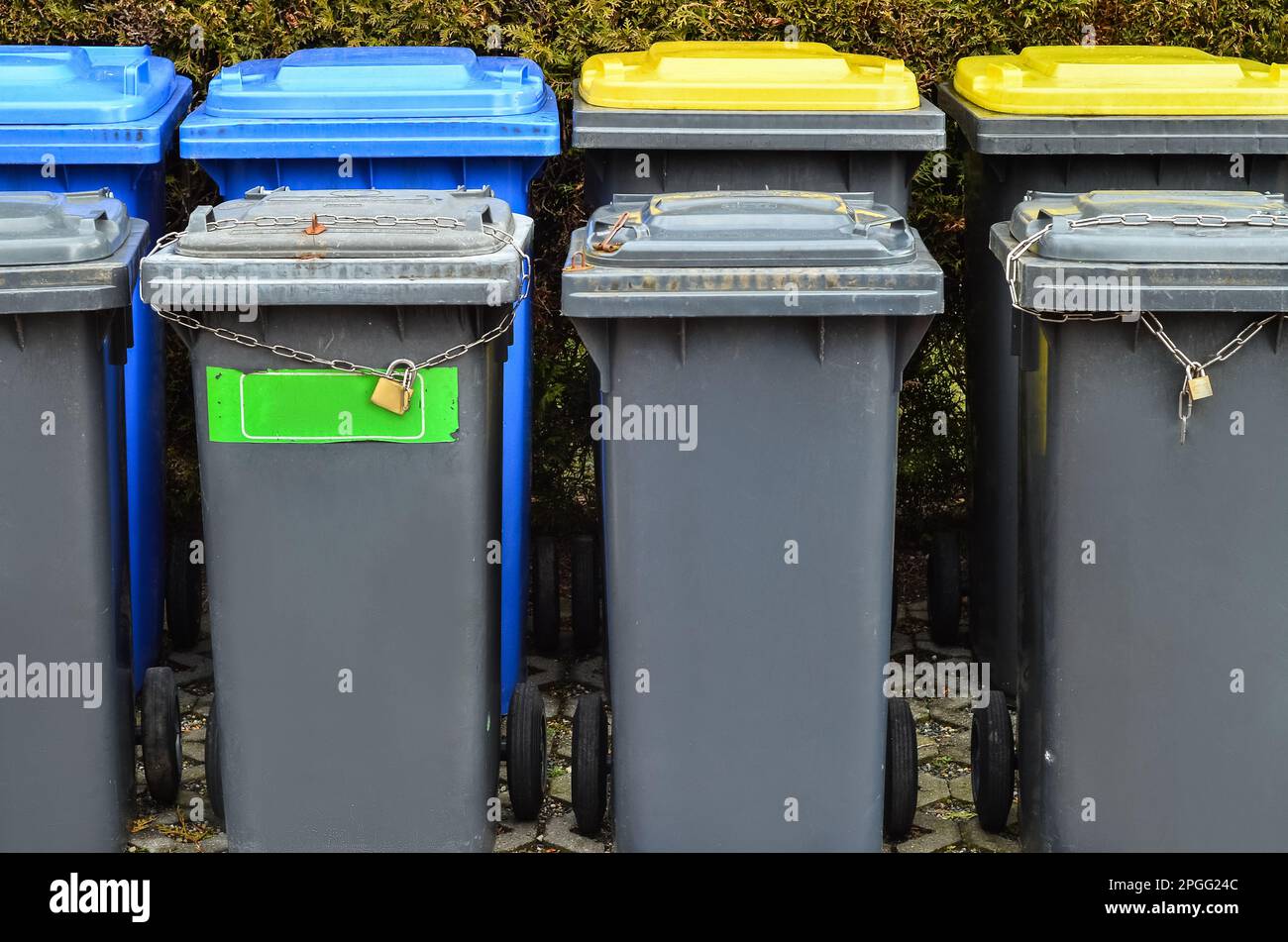 Container Pieni Di Rifiuti Con Grandi Sacchi Neri Di Spazzatura Chiusi Nel  Vento Vicino a Un Edificio Industriale. Ambientale Stock Footage - Video di  verde, metallo: 174840078