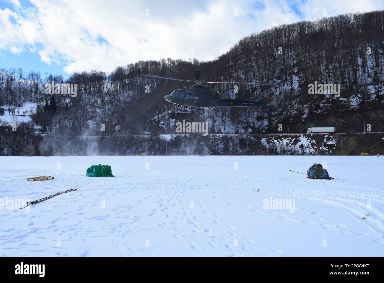 STATI UNITI Personale dell'esercito Stephen Lincoln, fornitura Sgt., Bravo Company, 3rd battaglione, 172nd Regimento di Fanteria (montagna), 86th squadra di combattimento di Brigata di Fanteria (montagna), Maine Army National Guard, lavora con i partner montenegrini per rifornire le truppe sul campo ad un elicottero dell'aeronautica montenegrina durante il Common Challenge 23, Kolašin, Montenegro, Febbraio 2, 2023. Common Challenge 23 è un esercizio multinazionale incentrato sull'integrazione delle forze alleate e sulla conduzione di operazioni di guerra in montagna in condizioni climatiche e terreni difficili con membri militari provenienti da Stati Uniti, Montenegro, Austria, Nort Foto Stock