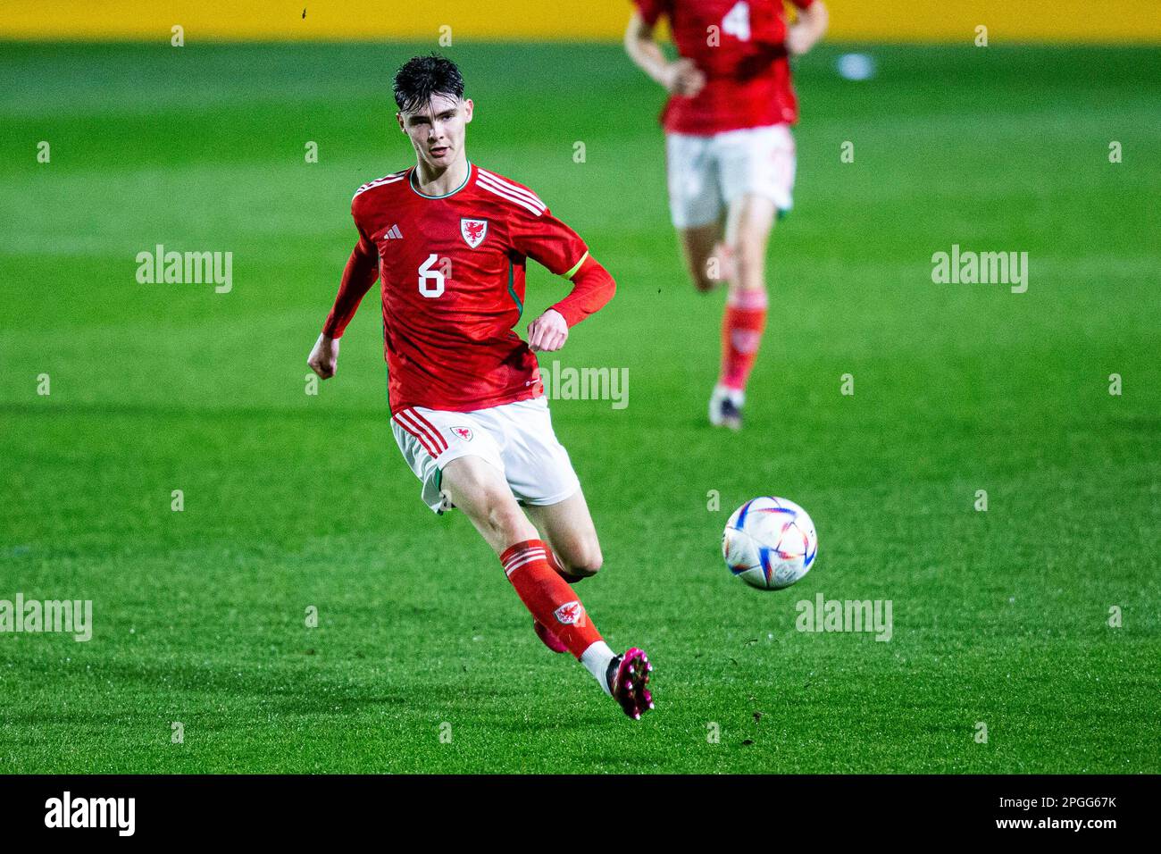 Newport, Regno Unito. 22nd Mar, 2023. Charlie Crew of Wales in azione. Scozia / Galles nel Campionato UEFA U17 Elite Round alla Rodney Parade il 22nd marzo 2023. Credit: Lewis Mitchell/Alamy Live News Foto Stock