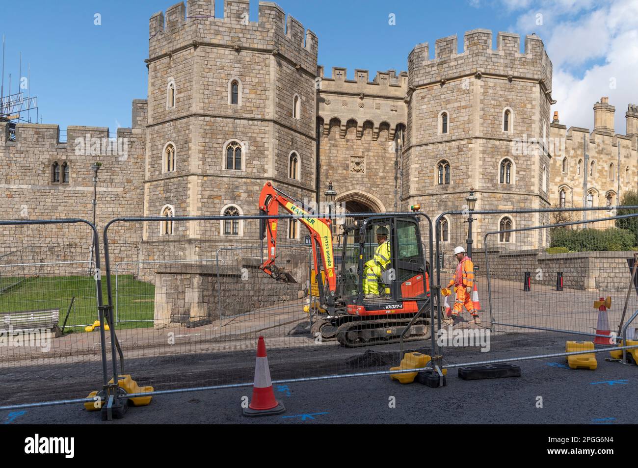 Windsor, Berkshire, Inghilterra, Regno Unito. 2023. Appaltatori che lavorano sulla superficie stradale al di fuori della porta Enrico VIII del Castello di Windsor. Foto Stock