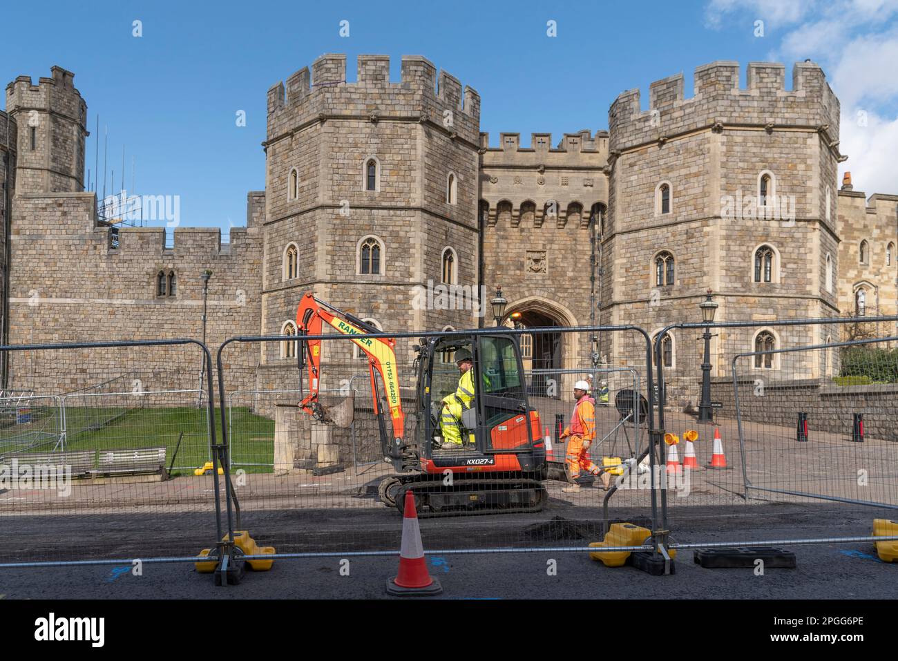 Windsor, Berkshire, Inghilterra, Regno Unito. 2023. Appaltatori che lavorano sulla superficie stradale al di fuori della porta Enrico VIII del Castello di Windsor. Foto Stock