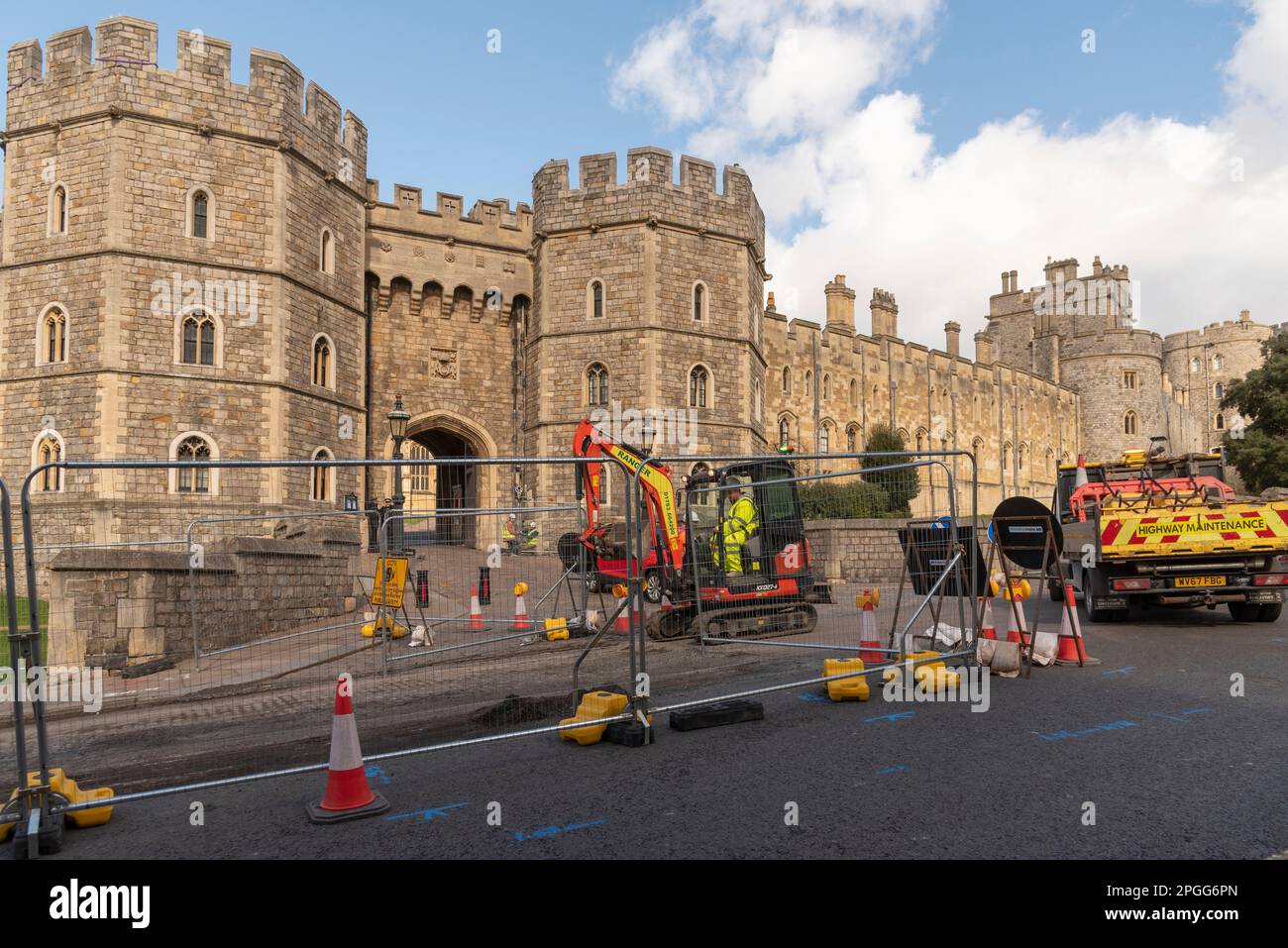 Windsor, Berkshire, Inghilterra, Regno Unito. 2023. Appaltatori che lavorano sulla superficie stradale al di fuori della porta Enrico VIII del Castello di Windsor. Foto Stock