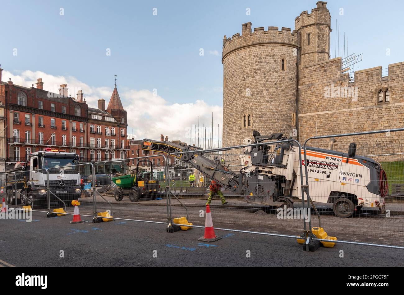 Windsor, Berkshire, Inghilterra, Regno Unito. 2023. Appaltatori che lavorano sulla superficie stradale al di fuori della Torre di Salisbury del Castello di Windsor. Foto Stock