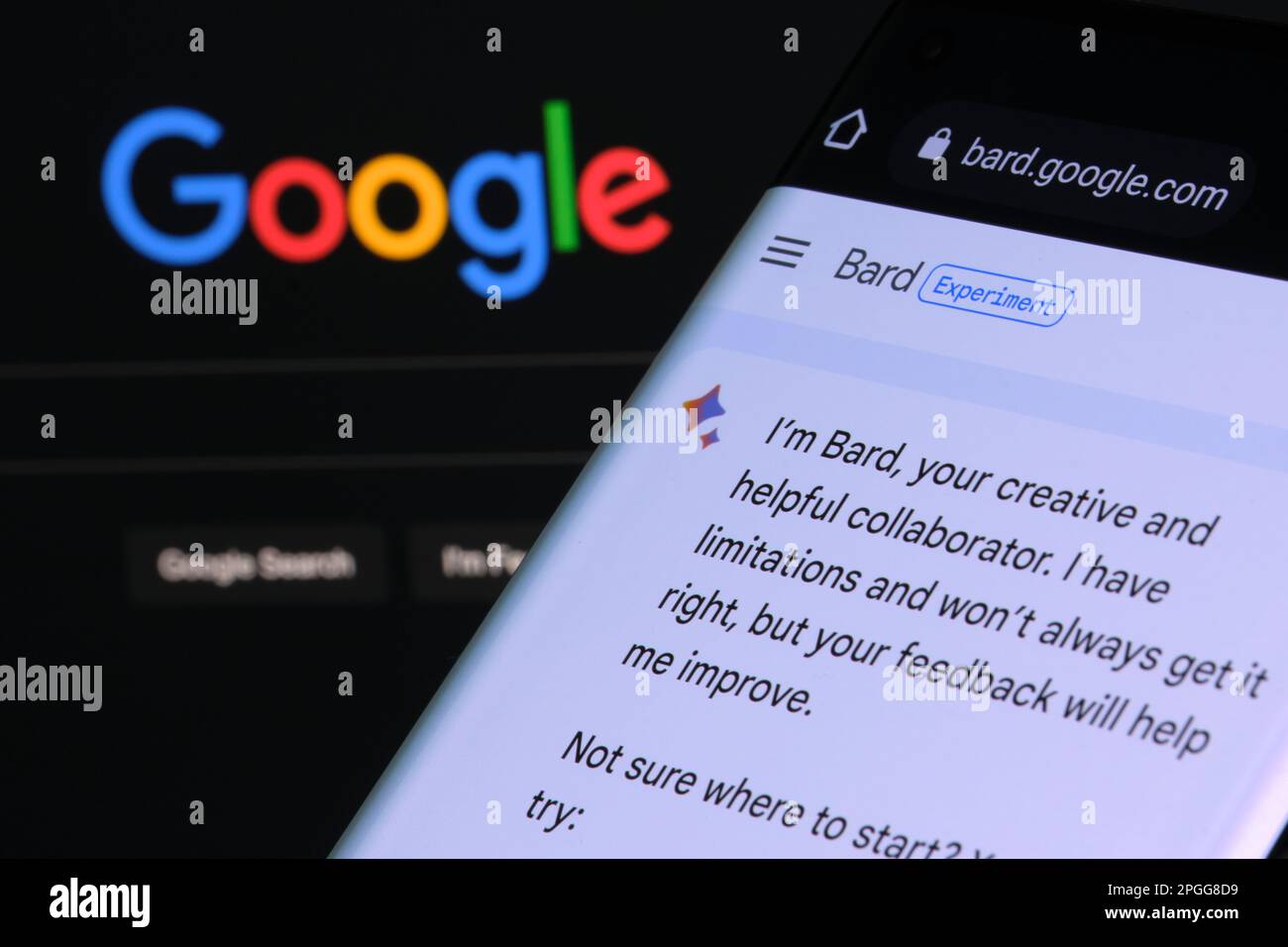 Google Bard ai chatbot. Esempio reale di bot chat visto sullo schermo del dispositivo e logo Google sullo sfondo. Stafford, Regno Unito, 22 marzo 2023 Foto Stock