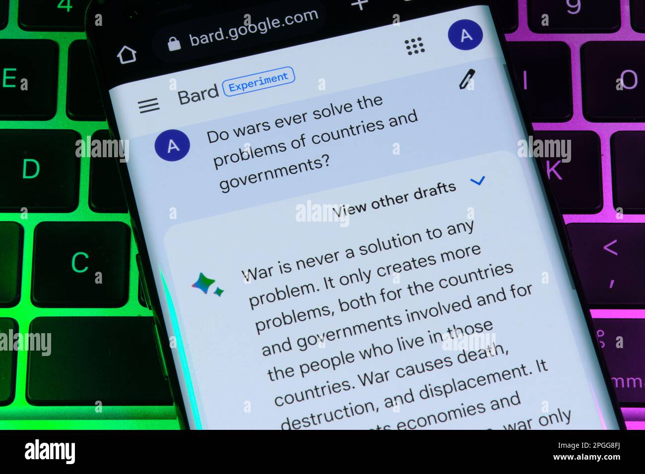 Google Bard ai chatbot. Uso reale di bot chat. Rispondere alla domanda sulla guerra. Stafford, Regno Unito, 22 marzo 2023 Foto Stock