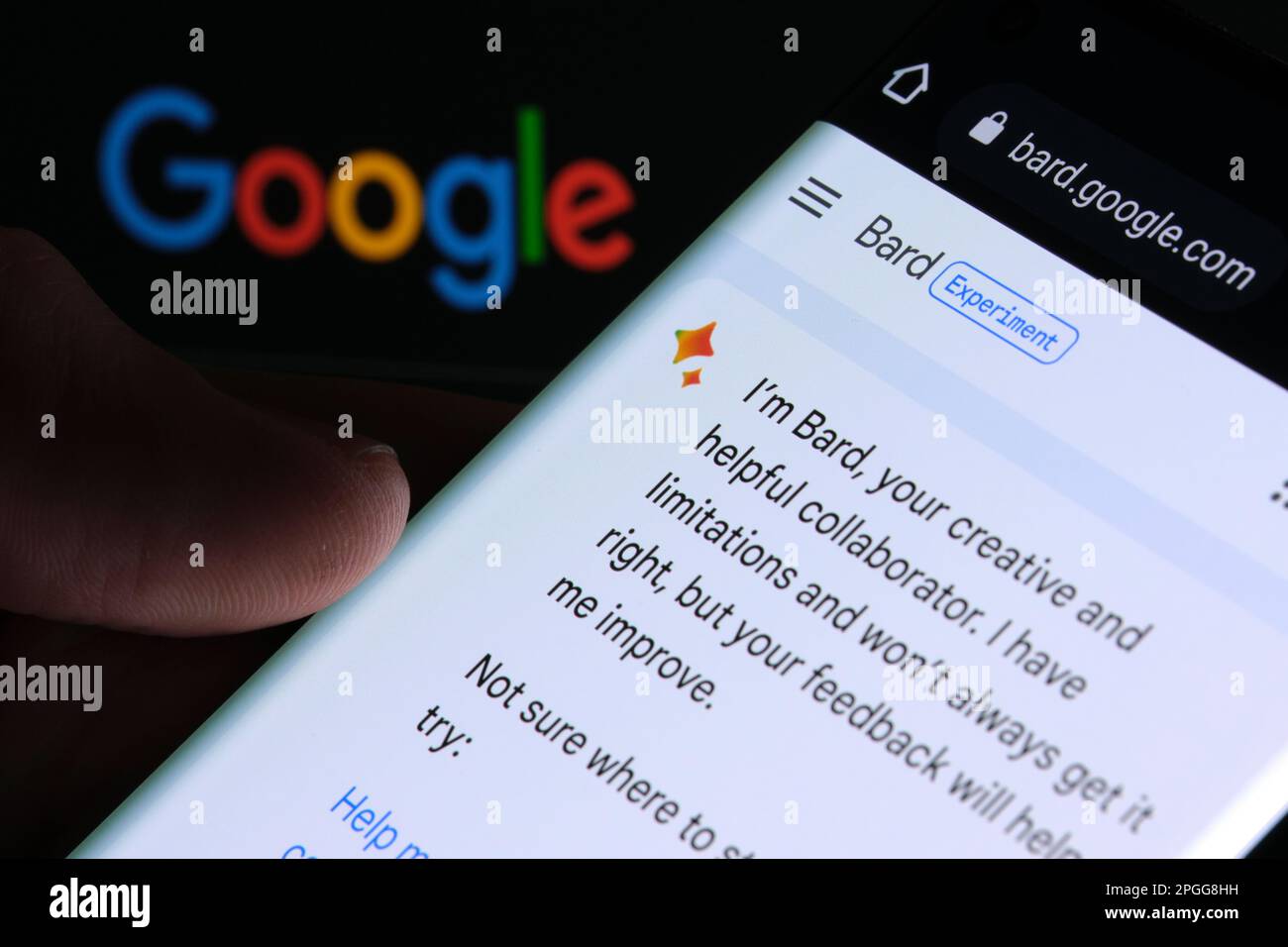 Google Bard ai chatbot. Esempio reale di bot chat visto sullo schermo del dispositivo e logo Google sullo sfondo. Stafford, Regno Unito, 22 marzo 2023 Foto Stock