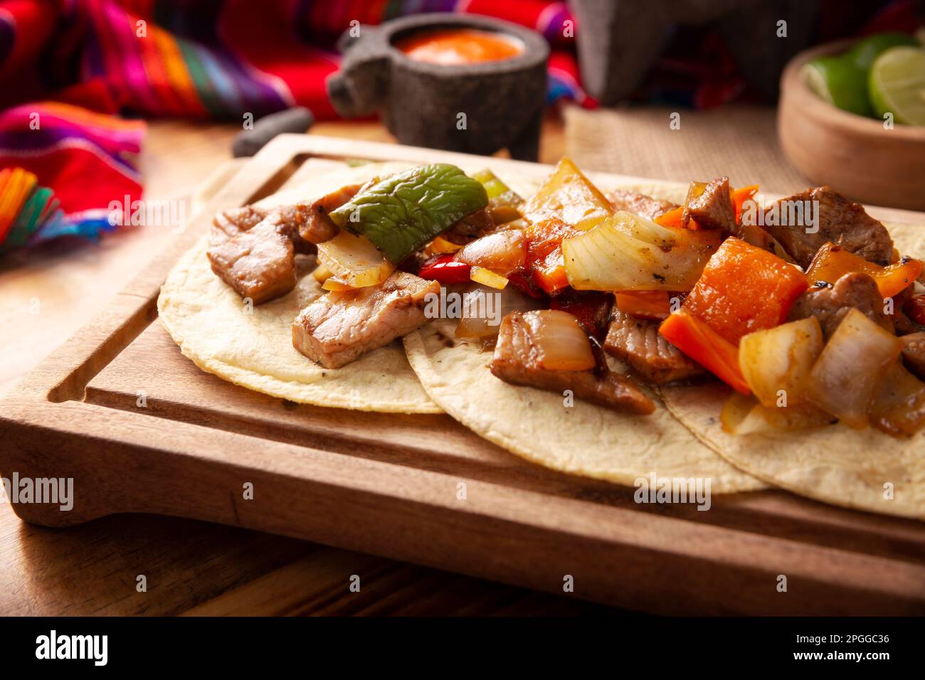 Fajitas Tacos, in Messico si chiama anche Alambre de Res. Ricetta molto popolare, gli ingredienti principali sono pezzi di carne, cipolla, pancetta e peperoni Foto Stock