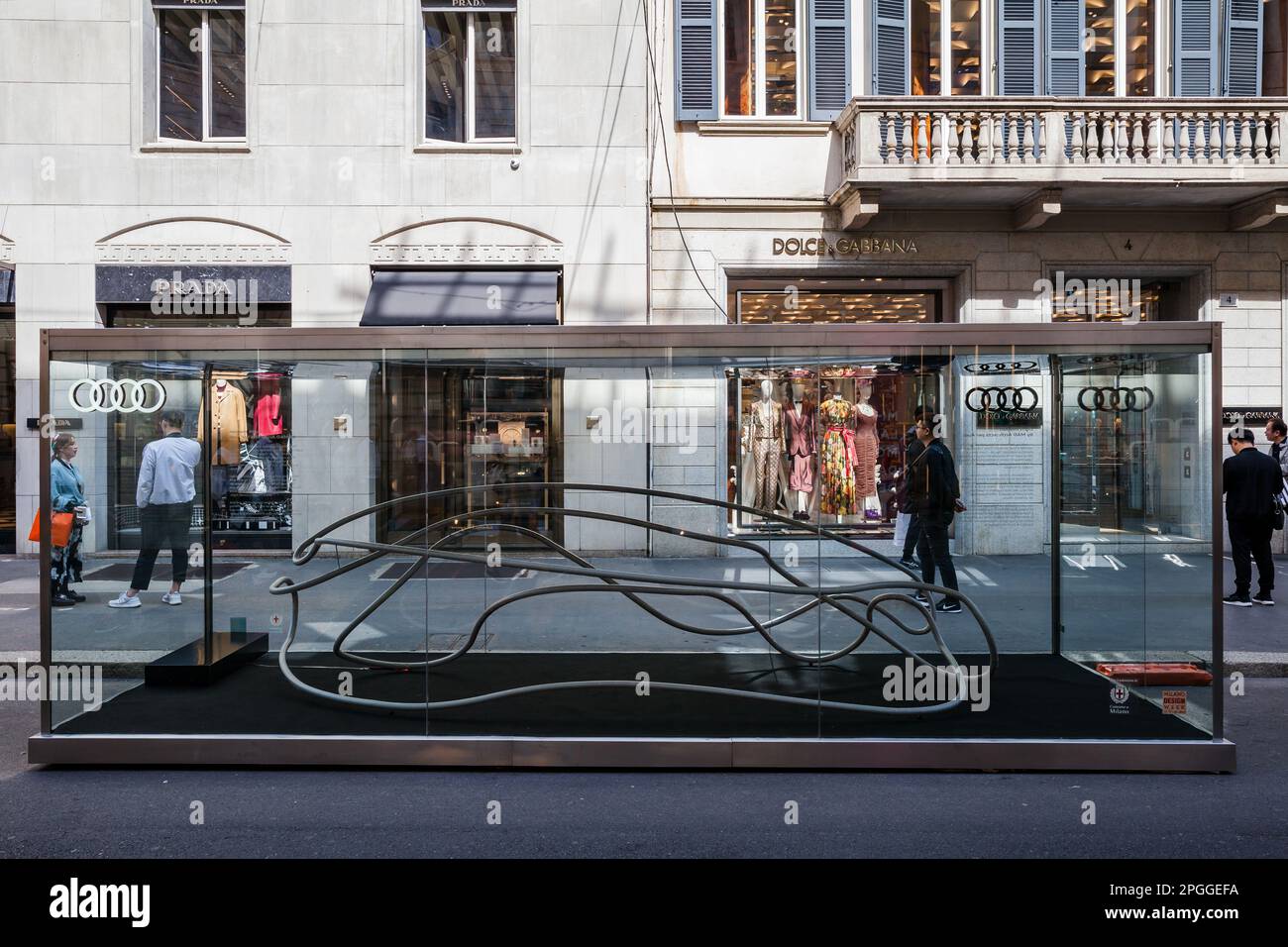 MILANO, ITALIA - APRILE 16 2018: Audi City Lab. Installazione in strada a Milano, che illustra le caratteristiche di un'auto Audi Foto Stock