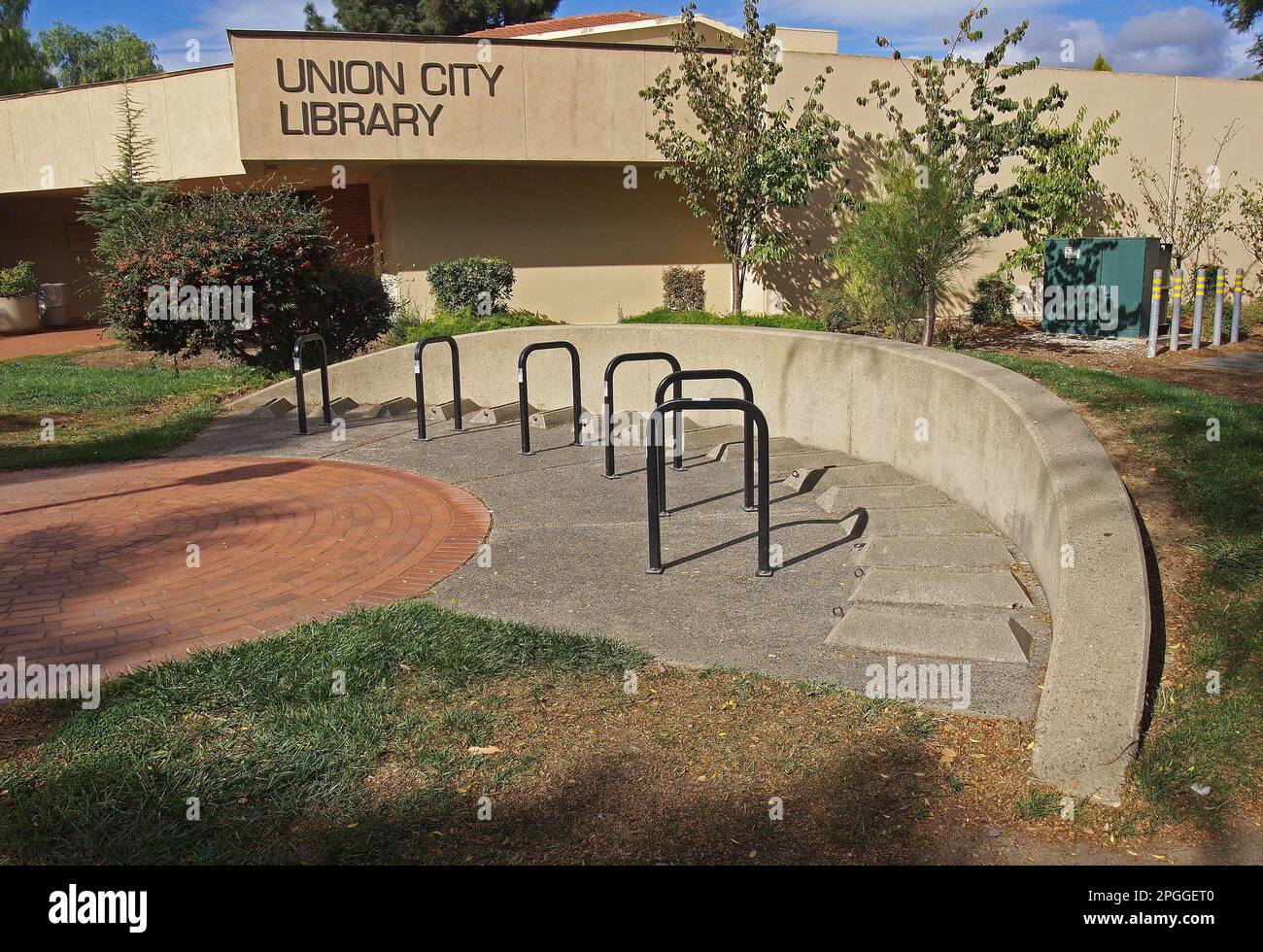 Parcheggio per biciclette presso la filiale della biblioteca Union City del sistema di biblioteca pubblica della contea di Alameda, California Foto Stock