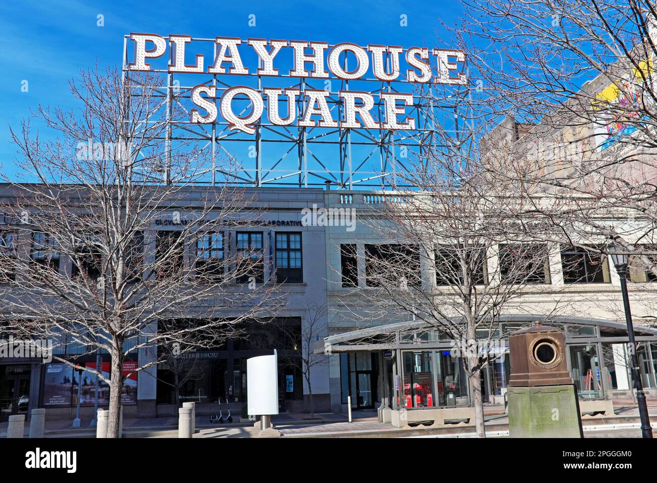 Il segno di Playhouse Square è illuminato dal sole invernale raro nel quartiere dei teatri nel centro di Cleveland, Ohio, il 20 febbraio 2023. Foto Stock