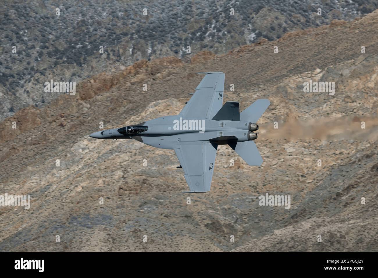 Lone Pine, CA - 9 novembre 2022: Navy F-18 Fighter Jet Flying Low Level sul sentiero Sidewinder-D. Foto Stock